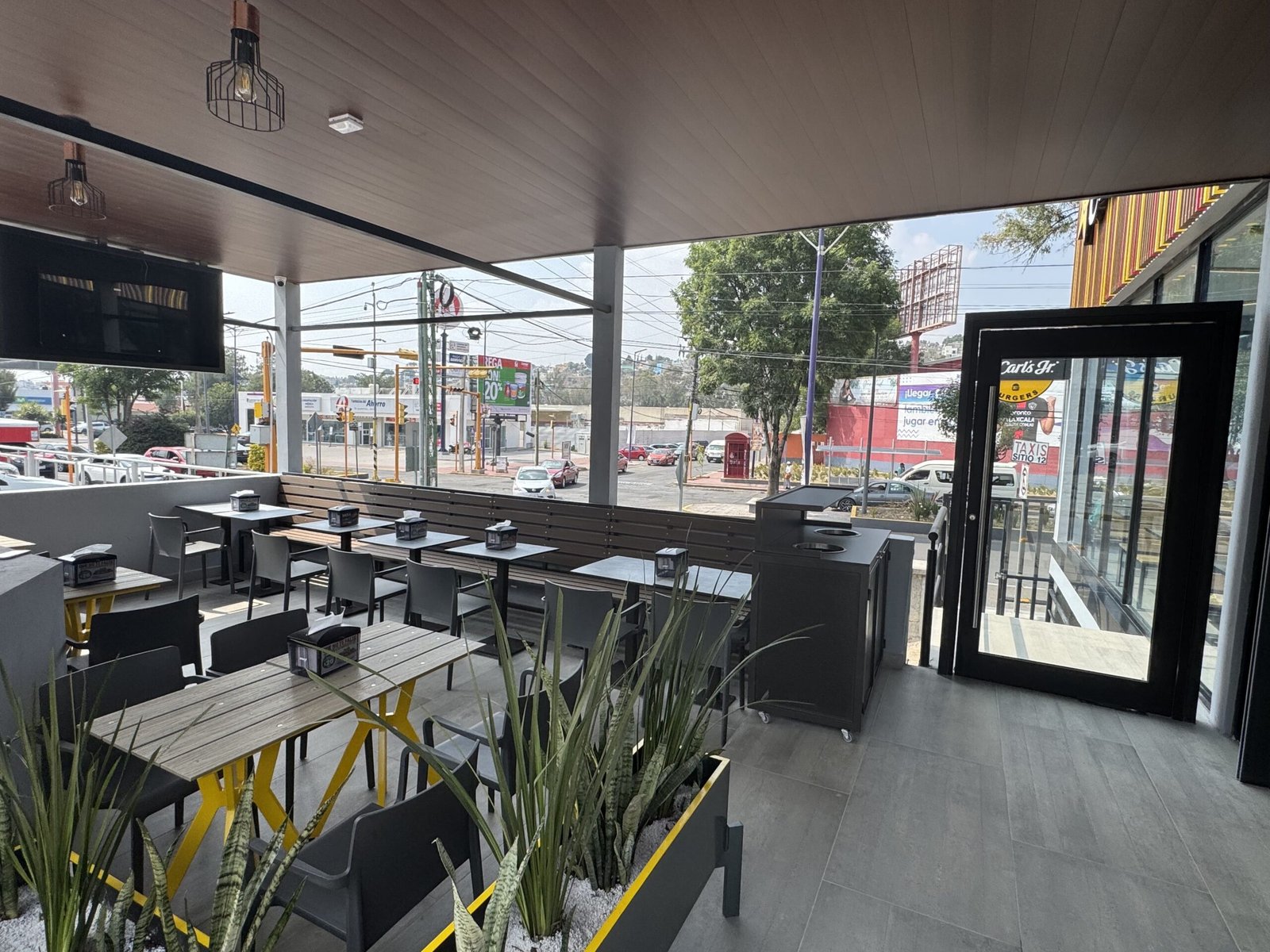 mesas_carls_jr_tlaxcala