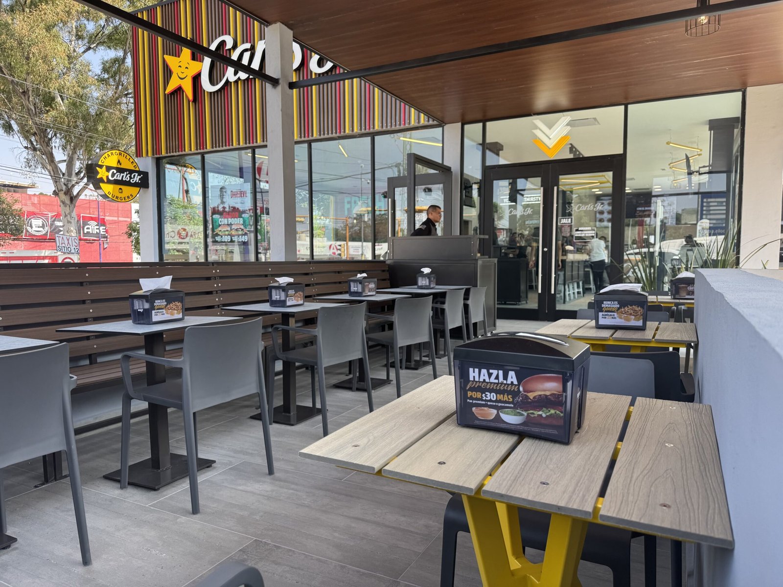 mesas_frente_carls_jr_tlaxcala