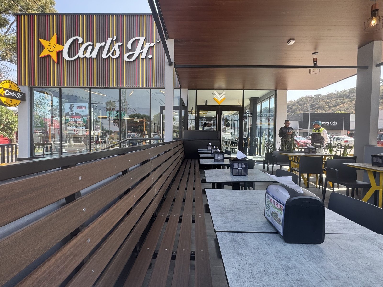 mesas_laterales_carls_jr_tlaxcala