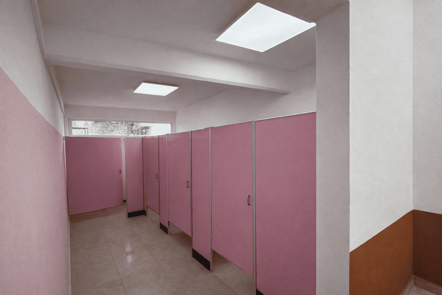 primaria_lazaro_cardenas_puertas_baños_mujeres